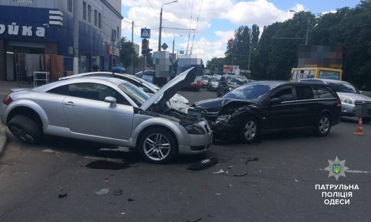 В Одессе произошла серьезная авария: пострадавшую увезла скорая
