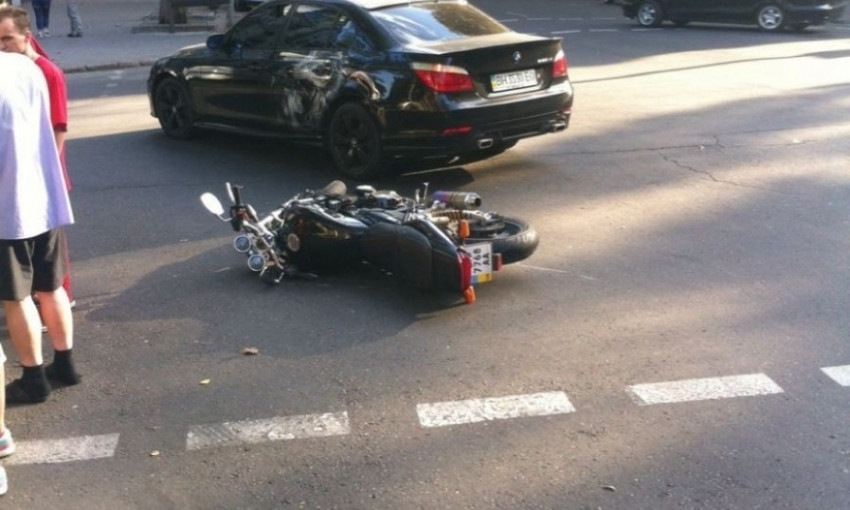 ДТП в Одессе: автомобилист нарушил ПДД и столкнулся с мотоциклом