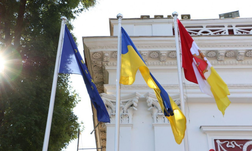 У здания одесского муниципалитета подняли украинский флаг