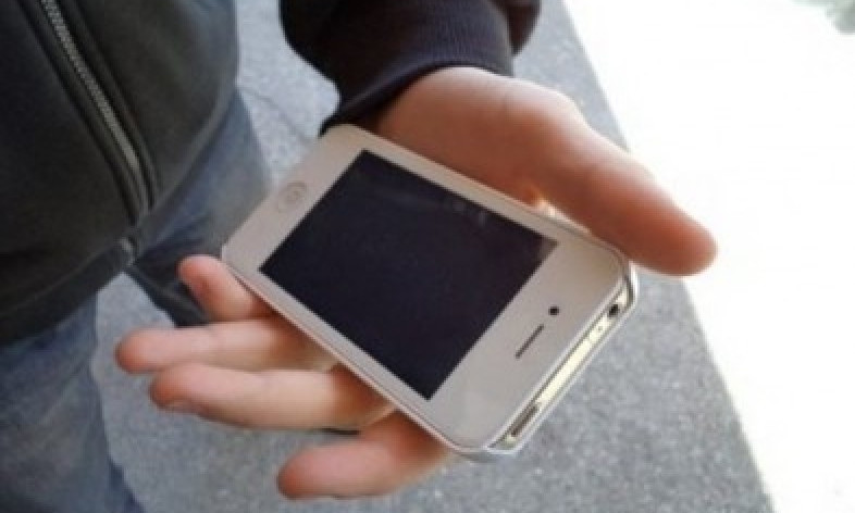 На Котовского неизвестный выманивает у детей мобильные телефоны