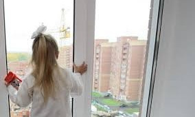 В Черноморске из 7-го этажа упала девочка, мама просит помощи у одесситов