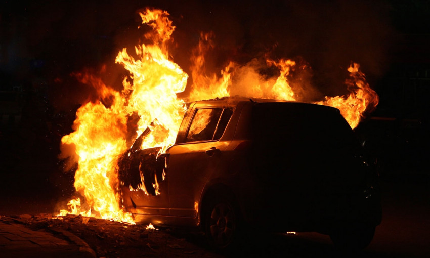 На Балковской сгорел Peugeot на «евробляхах», повредив ещё несколько машин
