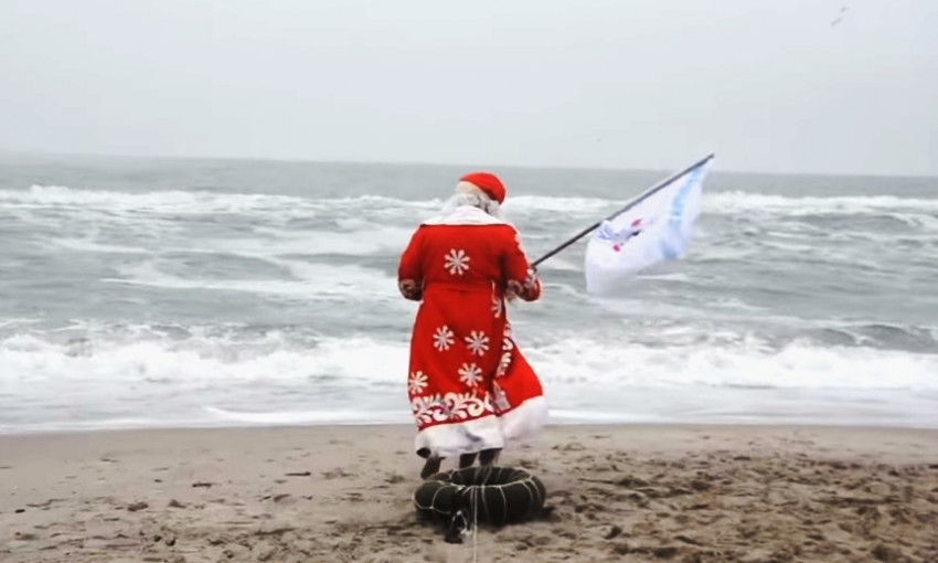 На Одесском пляже замечен купающийся Дед Мороз