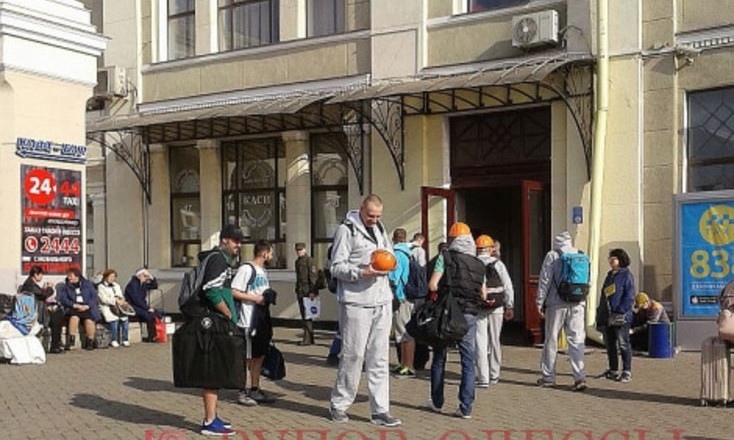 Одесские активисты раздали каски гостям города
