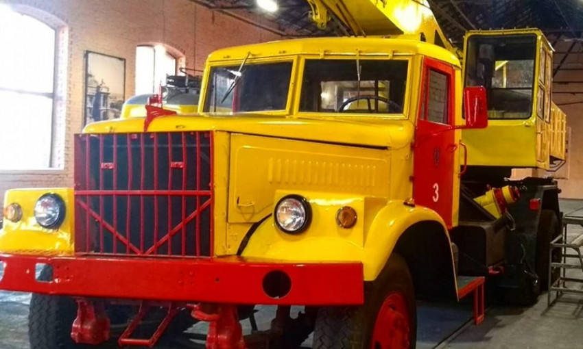 Сорок лет поднимал трамваи: знаменитый желтый автокран «Одесгорэлектротранса» стал музейным экспонатом