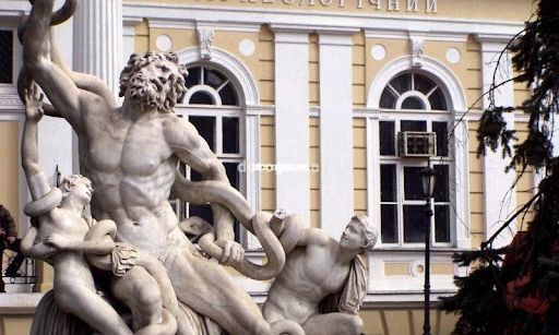 Фавориты одесских вандалов: две известные скульптуры будут вновь отреставрированы
