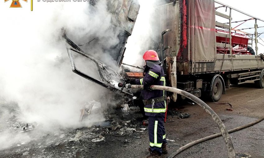 В Подольском районе тушили пылающий грузовик (фото)