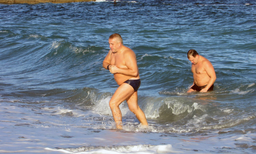 Пляжный сезон в Одессе продолжается: морезависимые одесситы всё ещё купаются в море