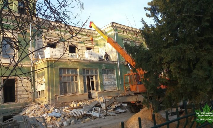 В Одессе продолжают уничтожать дачу Анатры
