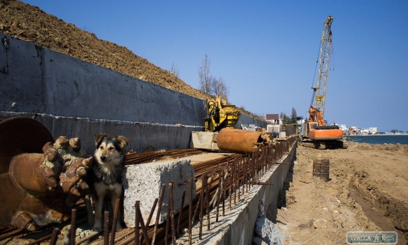 В Черноморске в районе оползня делают укрепление (ФОТО)