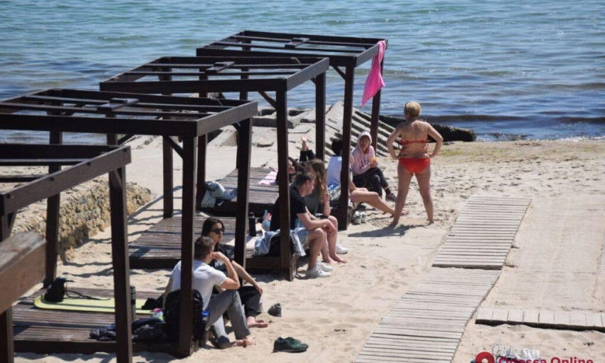 Одесса готовится к лету – пляжи убирают, прибрежные кафе открыли двери 