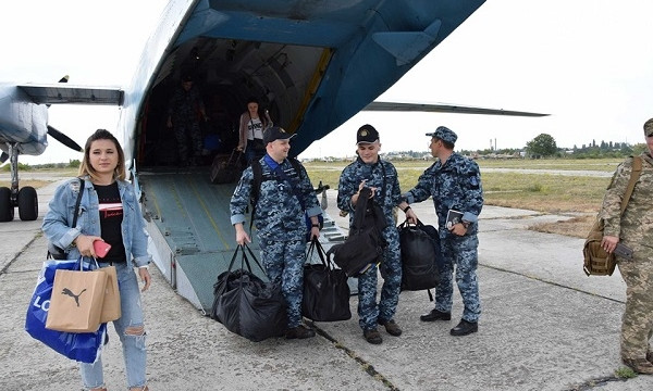 Задержанные в Керченском проливе моряки прибыли в Одессу
