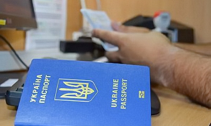 За месяц безвиза почти 100 тысяч граждан Украины воспользовались своим правом