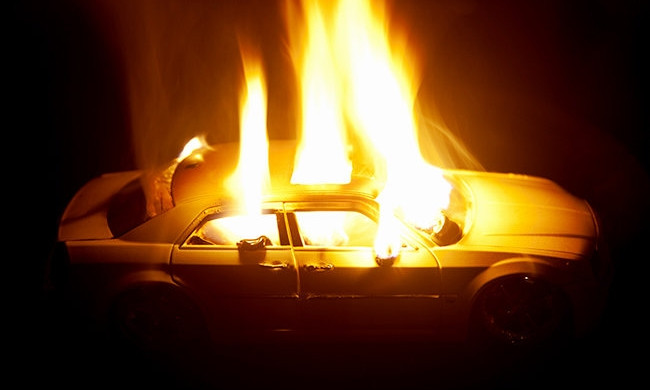 В Молодёжном в процессе ремонта горело авто: парень получил ожоги