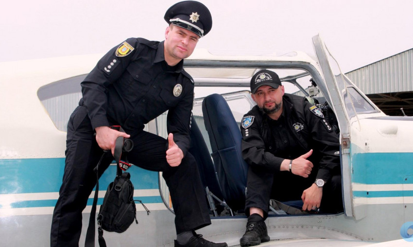 Полицейские ожидают новых вертолётов в самолёте напрокат
