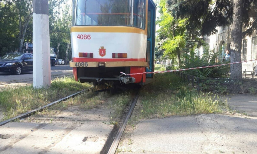 Одесса: под колёса трамвая погибший мог попасть из-за музыки