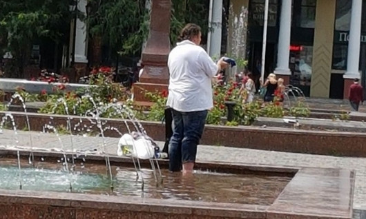 Неадекватный чудак устроил стирку в фонтане на Греческой площади