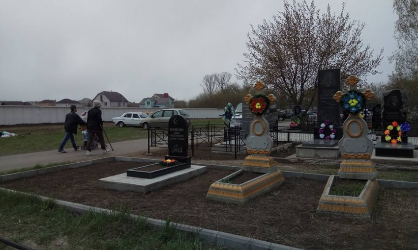 Одесские «носильщики» обчищают кладбища после Проводов
