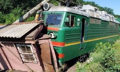 В Кировоградской  области поезд снес служебное здание 