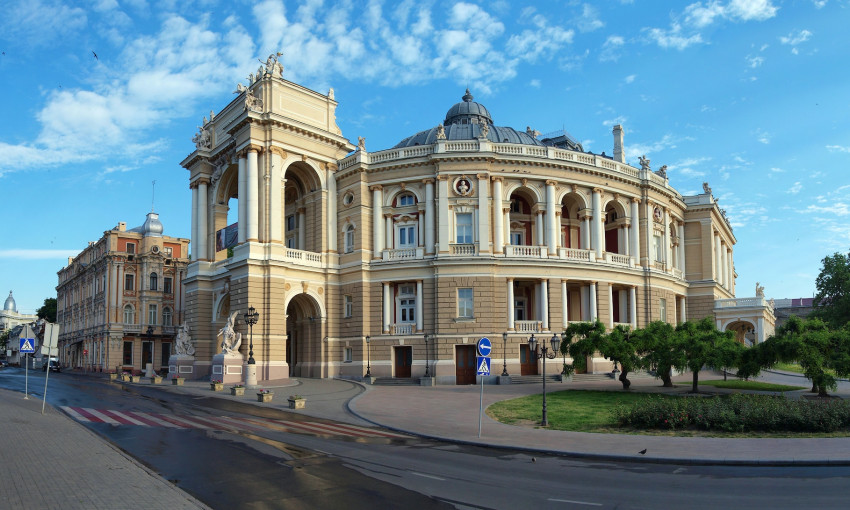 Одесский оперный театр запретил людям в летней одежде посещать представления