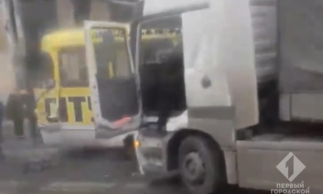 В Одессе фура столкнулась с трамваем (ВИДЕО)