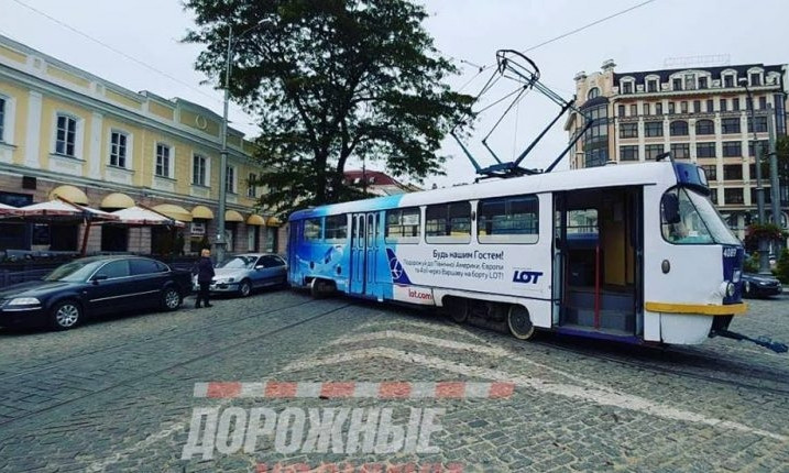 Одесский трамвай проехал по рельсам боком (ФОТО)