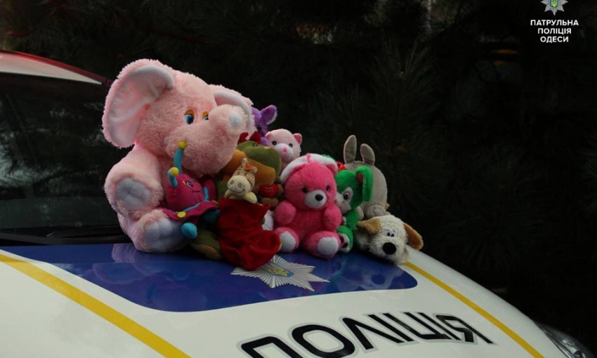 Одесские патрульные ездят в автомобиле с мягкими игрушками