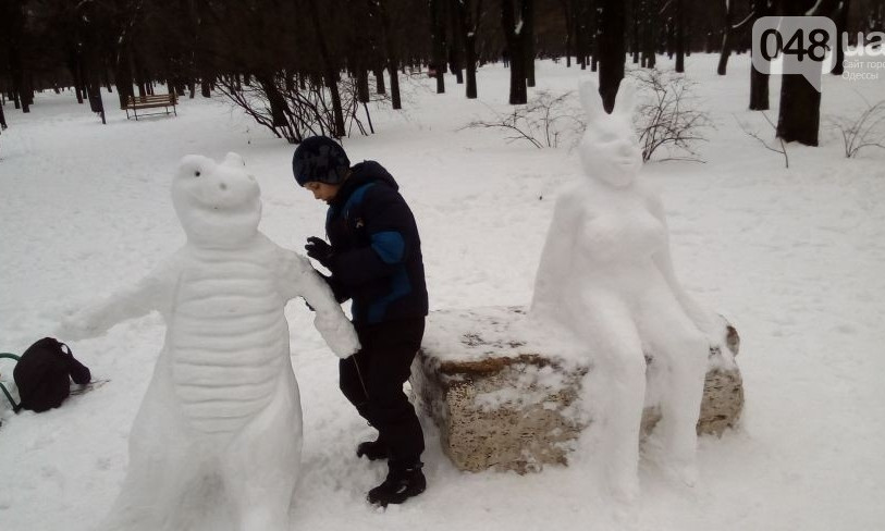 В Одессе Снежных Баб заменили креативные скульптуры