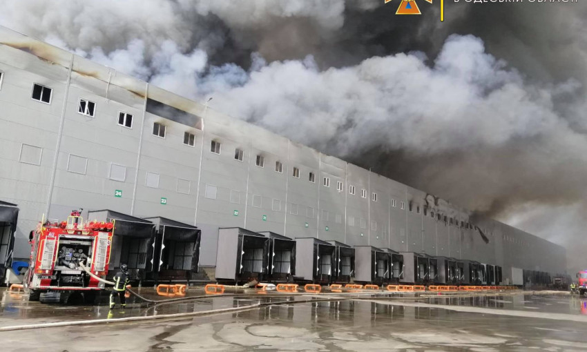 В Одесской области загорелись огромные склады АТБ