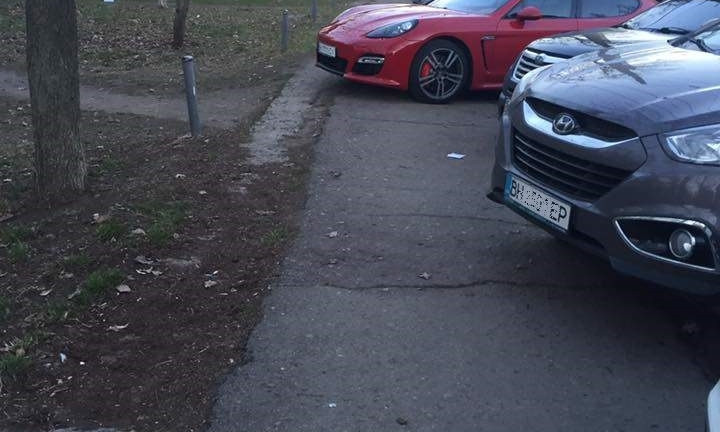 Автохам на Porsche заблокировал тротуар в центре Одессы
