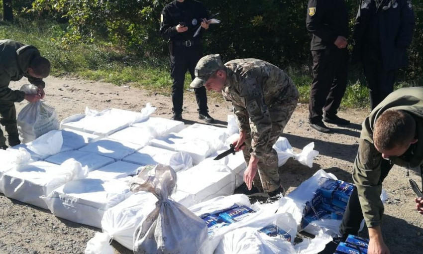Контрабандисты пытались ввезти в Одессу 20 ящиков сигарет и 600 литров поддельного алкоголя (ФОТО)