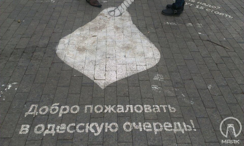 Вандалы закрасили символ Одессы рядом с «Двенадцатым стулом»