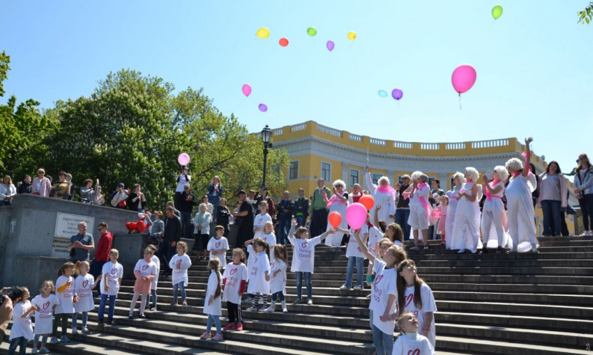 Около сотни детей выражали сегодня на Потёмкинской лестнице любовь к мамам