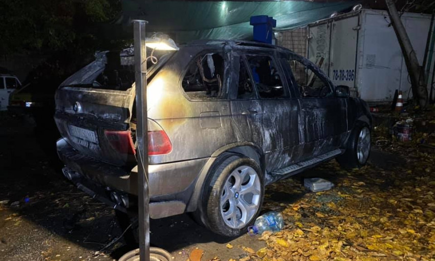 Одесскому активисту сожгли авто - то самое, которое утром разбили (фото)