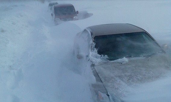 Застрявшие в снежном плену автомобили грабили мародёры