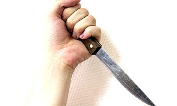 В Николаевском районе женщина пырнула ножом своего мужа