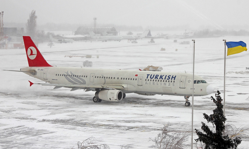 Погода поставила на паузу работу Одесского аэропорта 