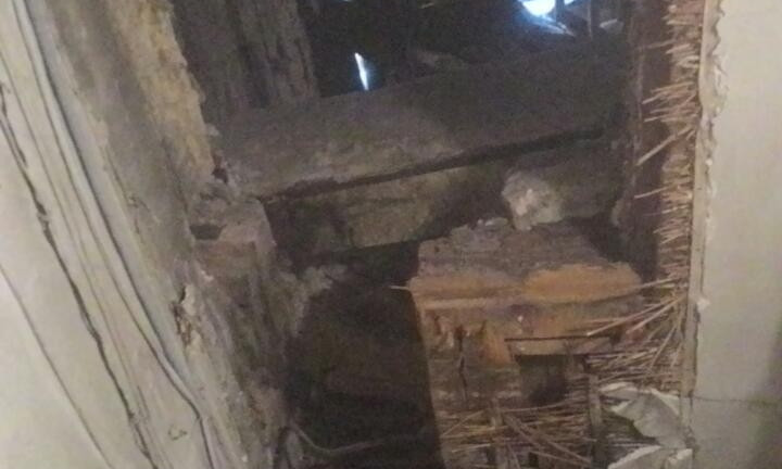 Потолок обрушился в парадной памятника архитектуры в центре Одессы