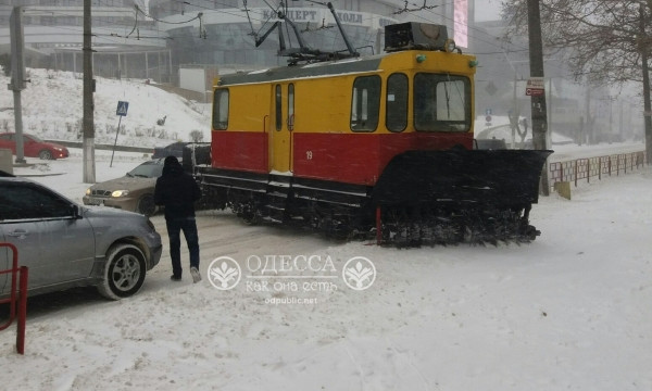 В Одессе сошел с рельс снегоуборочный трамвай