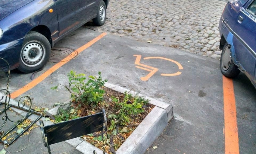 Необычная парковка для инвалидов появилась в центре города
