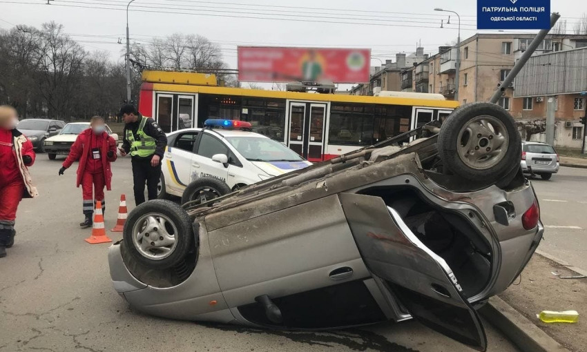 В Одессе произошло ДТП с участием троллейбуса и "перевертышем" – есть пострадавшие