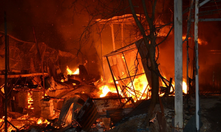 Масштабный пожар на Шкиперна, сгорели два дачных дома на причале