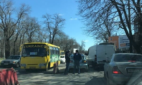 Внимание водителям: на одной из улиц Одессы из-за ДТП собрался затор