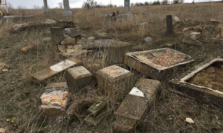 Под Одессой малолетняя банда разрушила на кладбище почти 40 памятников