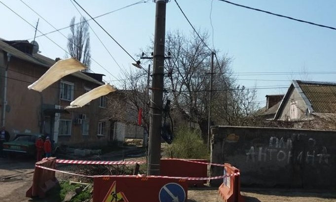В Одессе под землю "ушла" электроопора (ФОТО)