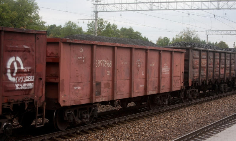 В Беляевском районе вагон грузового поезда сошел с рельсов 