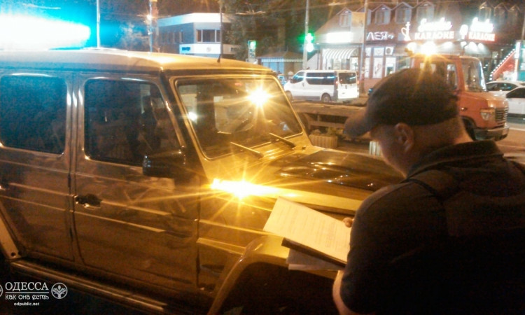В Одессе эвакуировали золотой автомобиль