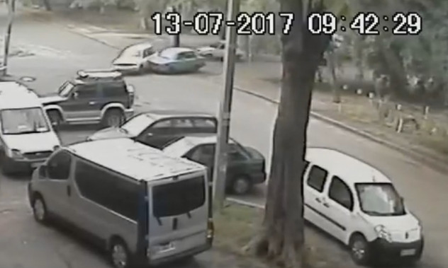 Авария на Молдаванке: на нерегулируемом перекрёстке столкнулись два автомобиля