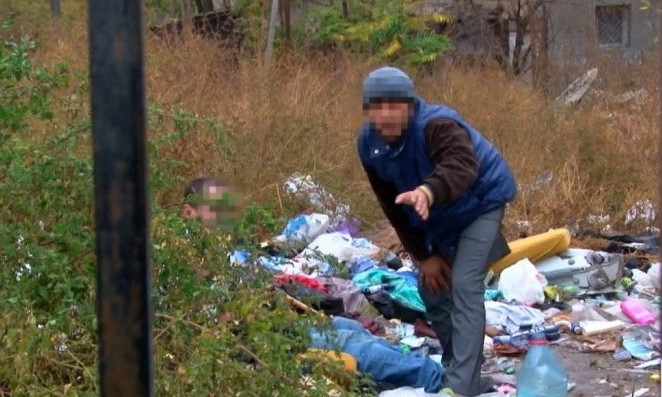 В самом центре Одессы наркоманы устроили «зону счастья» и превратили её в мусорную свалку