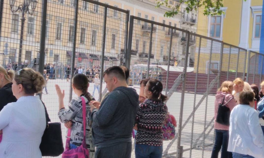 В одесской полиции пояснили, зачем прятали Порошенко за забором